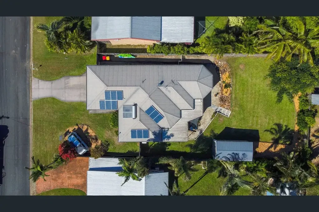 River Heads 3कमरा Solid brick home in quiet street – 817m2 block