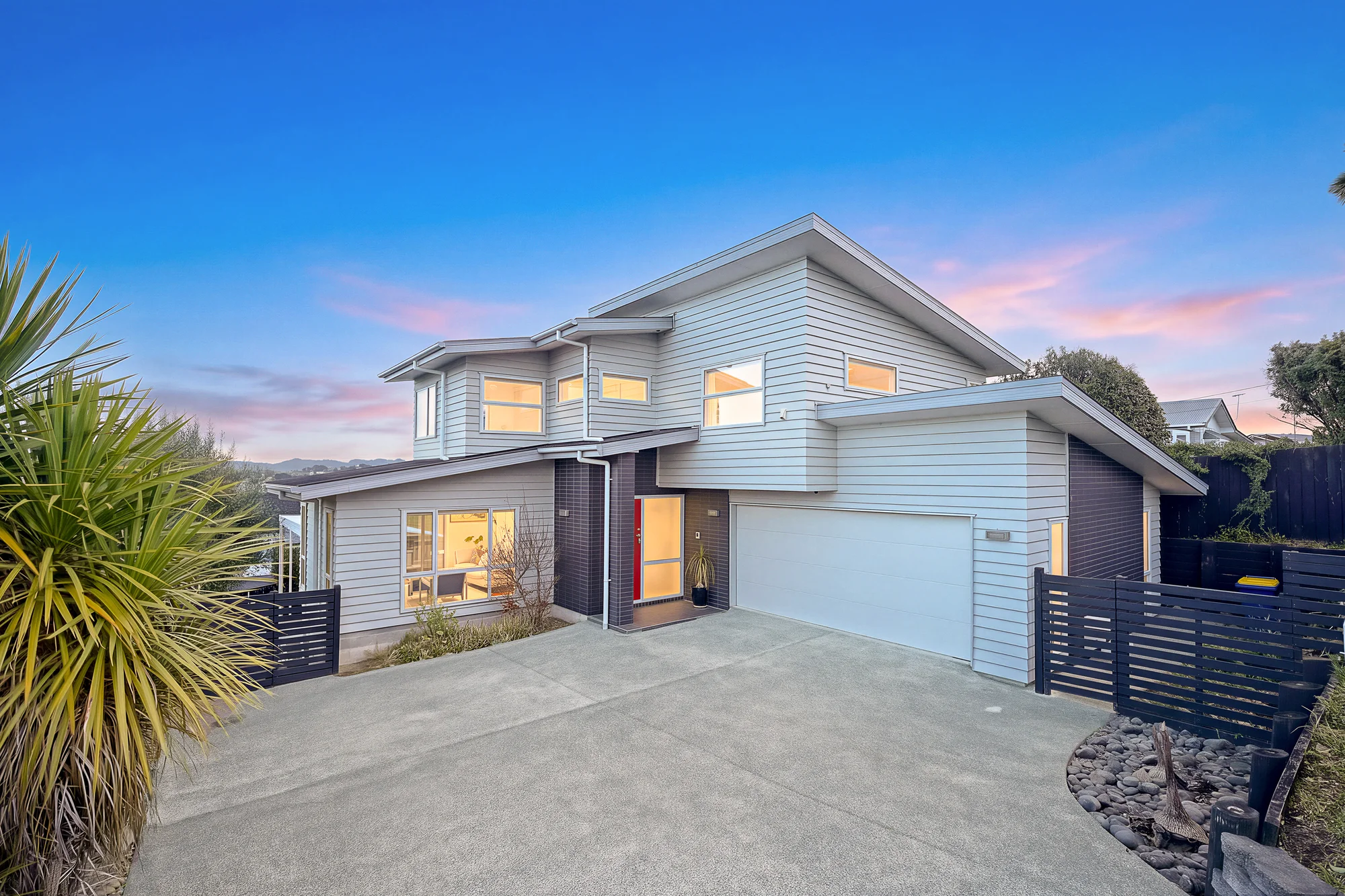 Henderson 4 Bedroom Space, Style & Views - Vendor Cashing Up