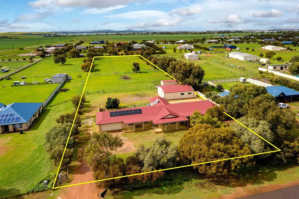 Deepdale 5બેડરૂમ Sprawling Family Retreat on 1 Hectare - Pool, Shed & Stables in Peaceful Deepdale