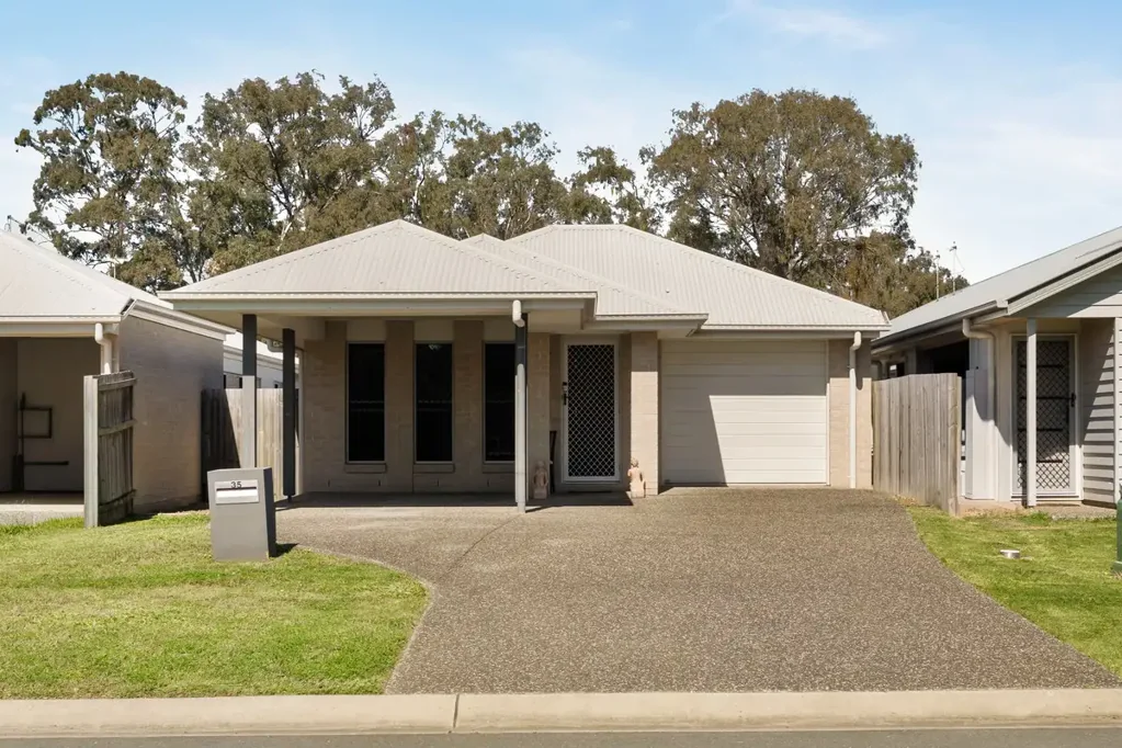 Rothwell 4 Bedroom Modern Family Living in a Handy Rothwell Pocket!