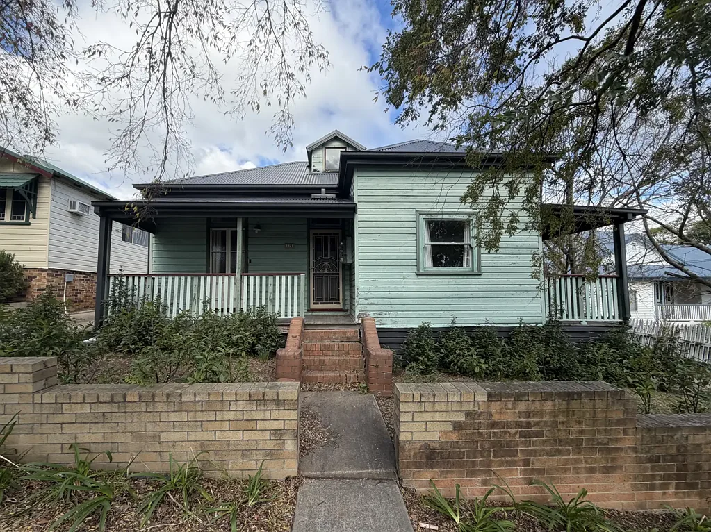 Spacious Cottage Style Home Close to CBD