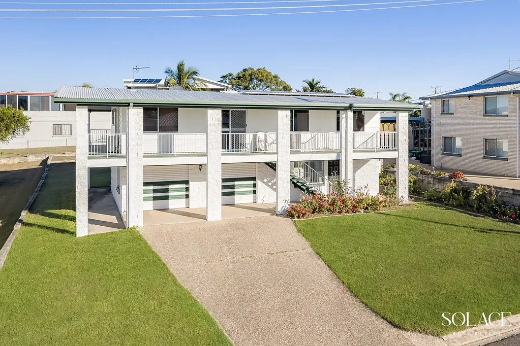 Tannum Sands 3chambre Coastal Views, Dual-Level Living & Endless Potential in a Prime Tannum Sands Position