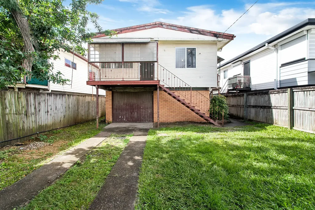 Caboolture South 3Habitaciones Renovate, Invest or Make It Your Own! Solid Entry Level Home!
