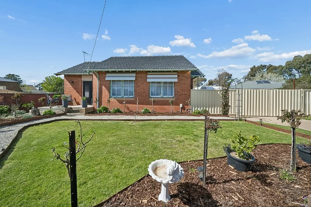 Shepparton 3房  Classic Character, Spacious Living & Outstanding Potential