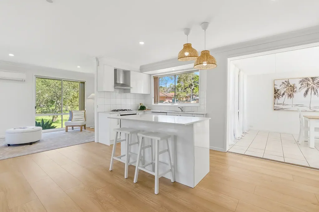 Bateau Bay 4chambre Flexible family living with poolside entertaining