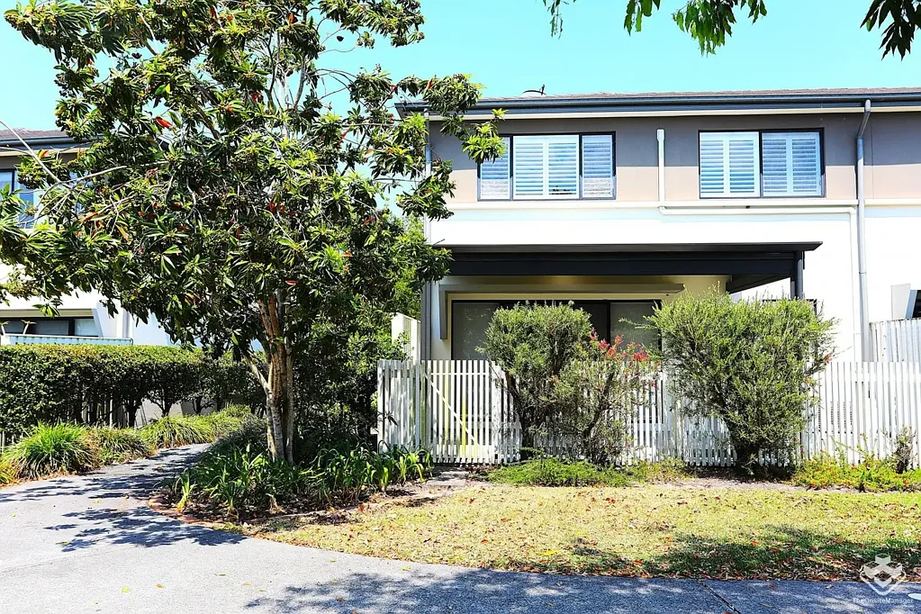 MODERN, SPACIOUS TOWNHOUSE CLOSE TO TUGUN BEACH