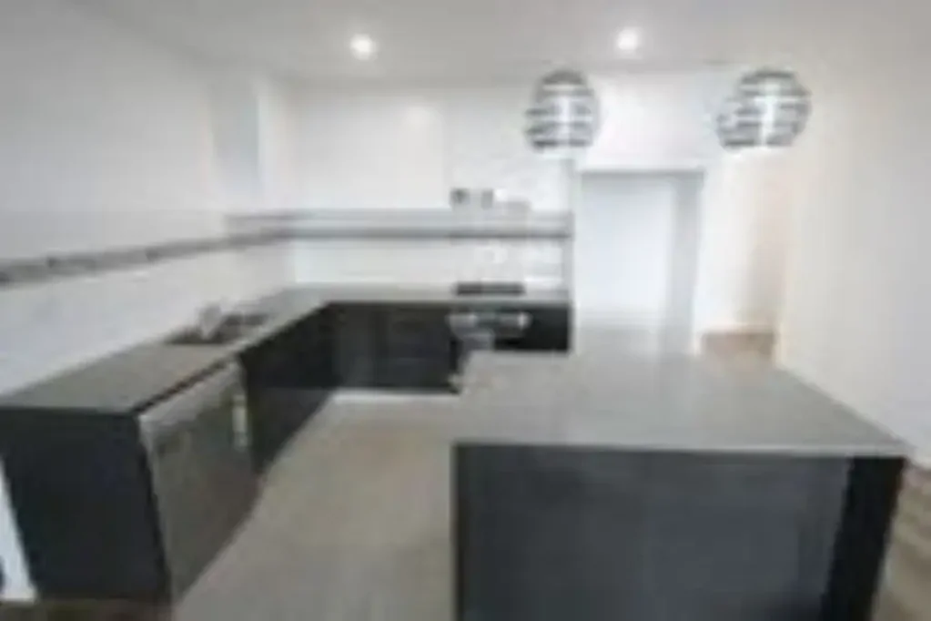 WALK TO WESTFIELDS AND ALL AMENITIES