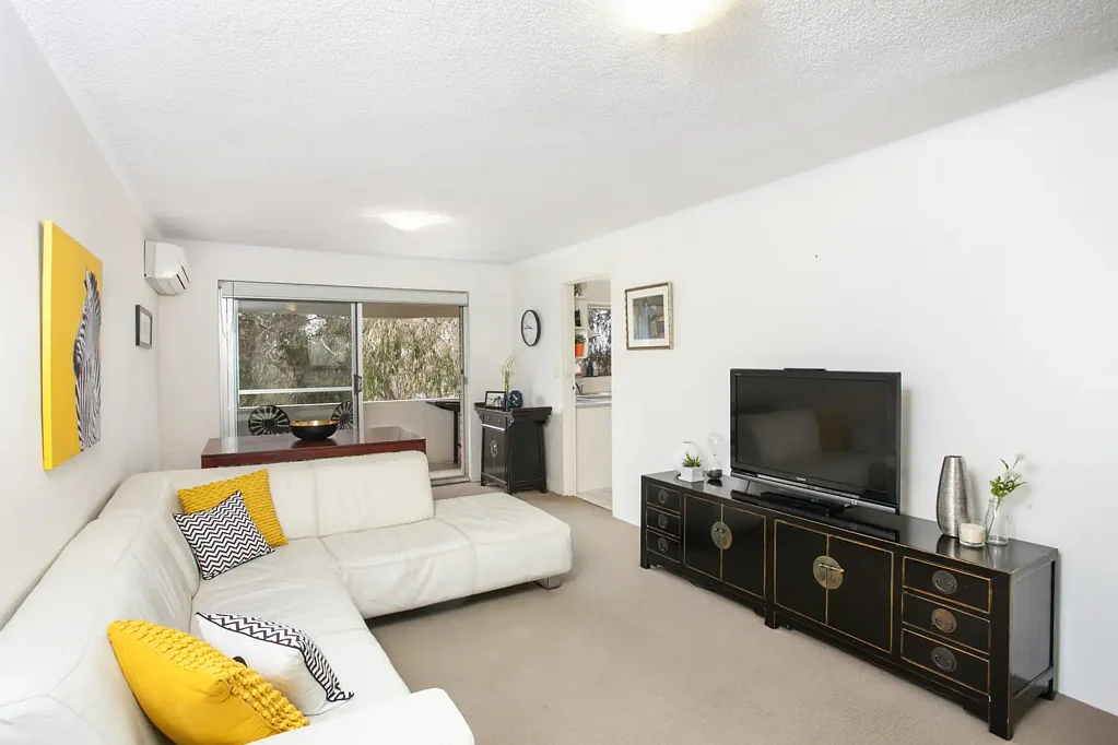 Sundrenched Top Floor Apartment