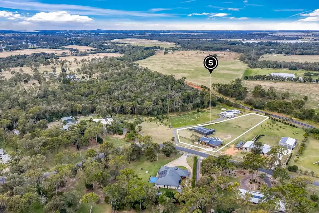 Branyan 4બેડરૂમ EXECUTIVE HOME ON GORGEOUS CITY FRINGE ACREAGE WITH MASSIVE SHED AND POOL