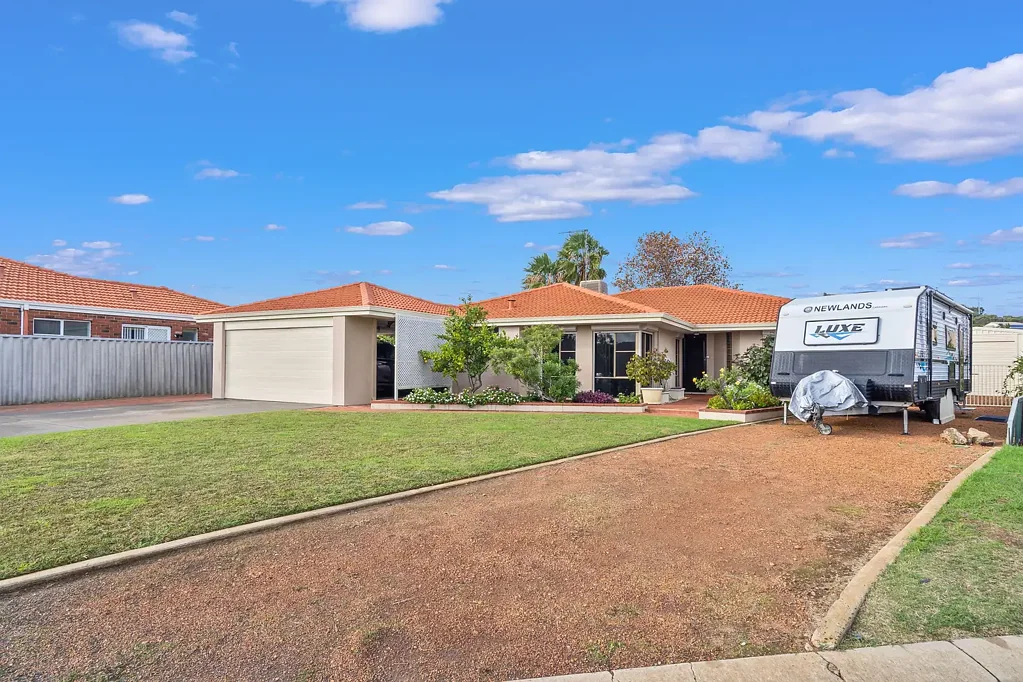 Halls Head 4房  Under offer.