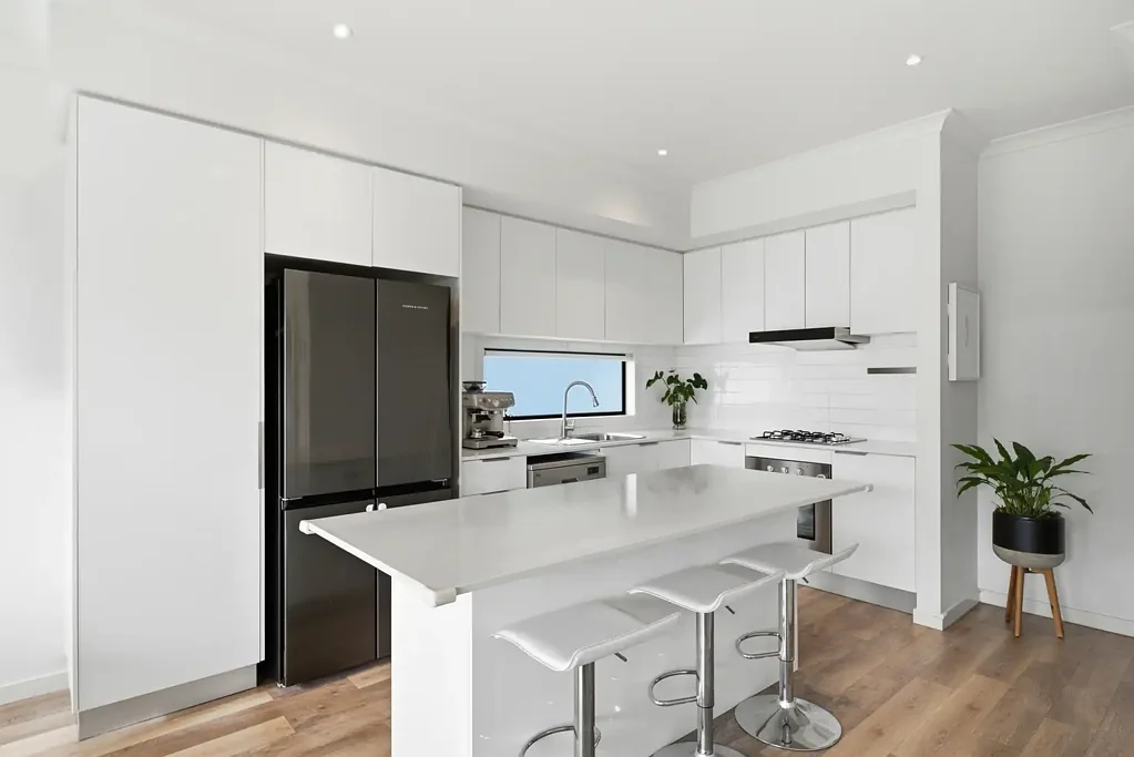 Bayswater 3房 时尚三层住宅，交通便利 Stylish Three-Level Living in a Connected Location