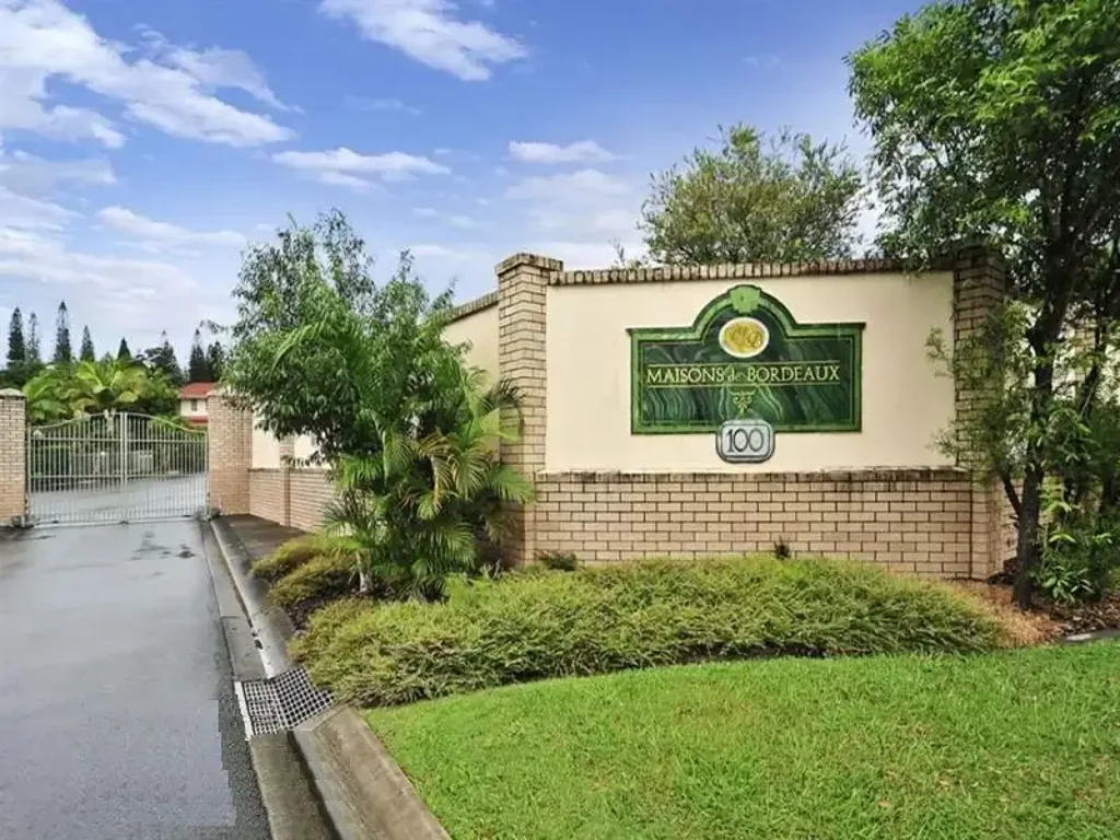 **BREAK LEASE - SPECIAL PRICE** Triple Air Conditioned 3 Bed Townhouse Set in Peaceful Yet Convenient Location. Walkable to Warrigal State School