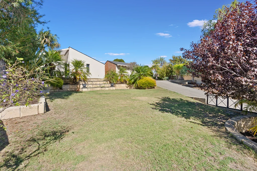 16 Brompton Place, Alexander Heights, WA 6064