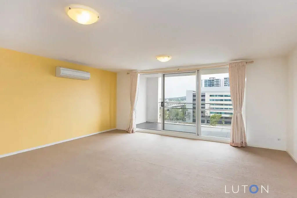 STYLISH TOP FLOOR APARTMENT