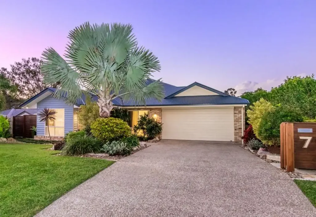 CONTEMPORARY 4-BED HOME - PRIME LOCATION & SWIMMING POOL