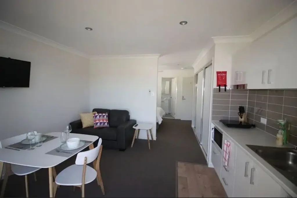 CONVENIENT ROCKLEA STUDIO