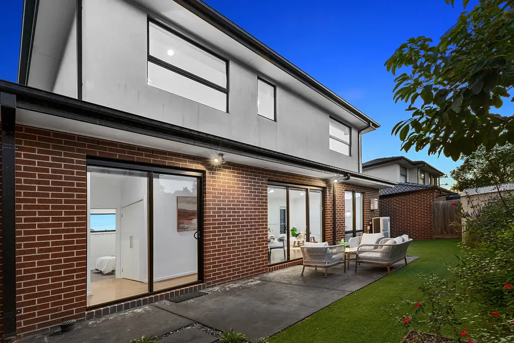 Ringwood 3房 三卧两卫联排别墅  Wantirna Road优越位置  便利交通购物  靠近知名学校  Bosch电器厨房  双车库绿茵花园 Charming Townhouse in Bustling Ringwood