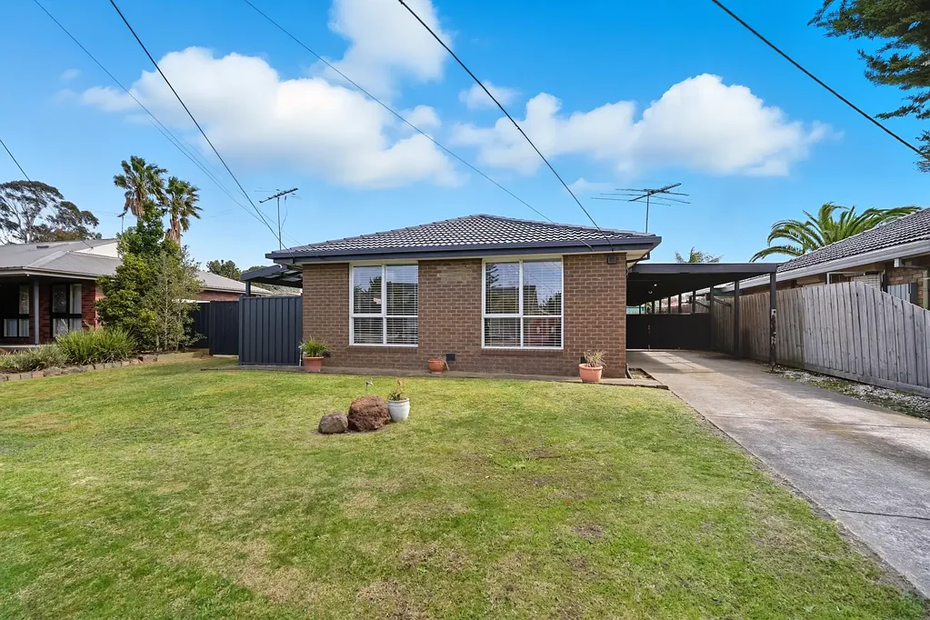 LIGHT FILLED HOME IN PRIME HOPPERS CROSSING