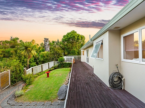Glen Eden 3房  Sunlit Living with Green Views