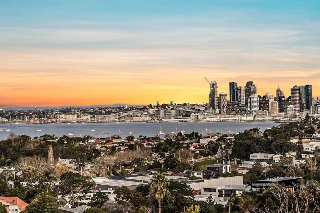 Northcote 4 Bedroom Luxury & Space; Unrivalled Views!