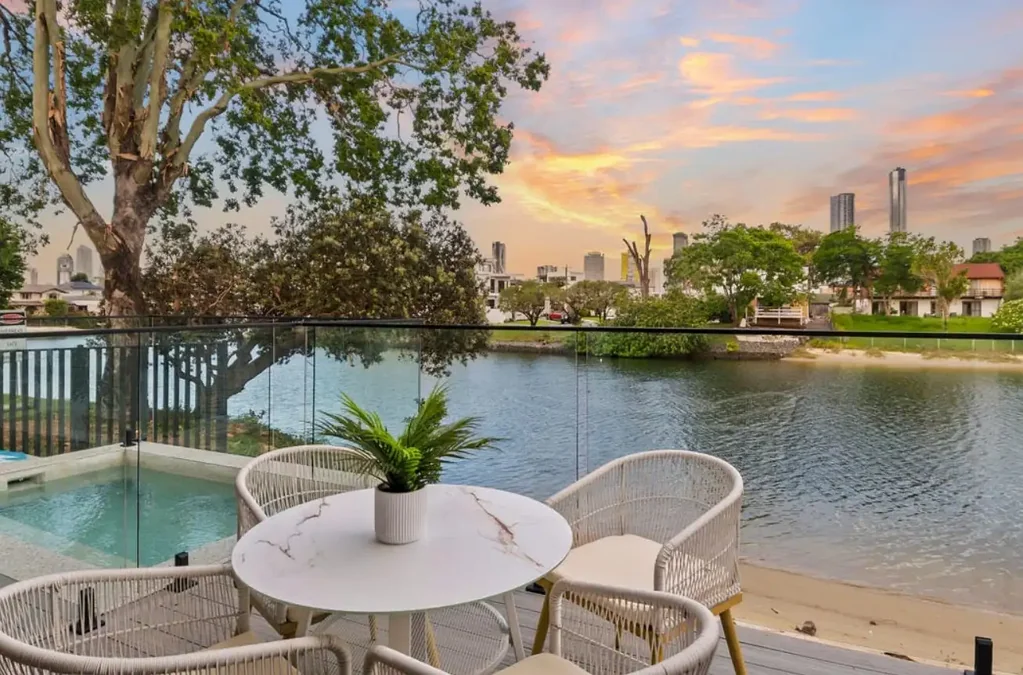 Broadbeach Waters 4房  Brand New Waterfront Residence
