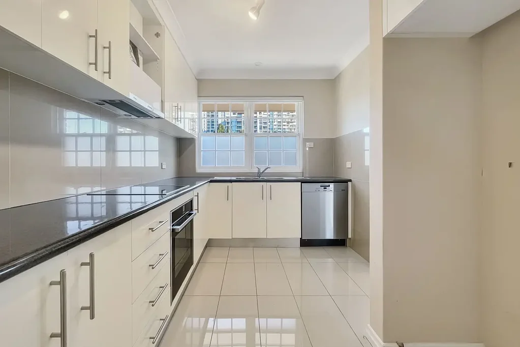 Sunlit Top-Floor Full-Brick Unit with Entertainer's Balcony | Remote LUG