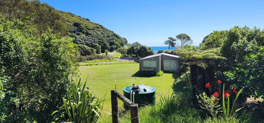 Great Barrier Island Flat section with garage - easy access to build