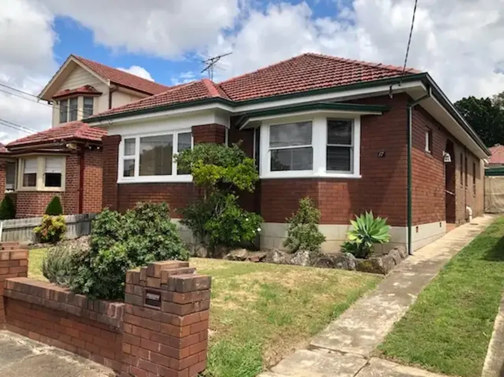 WELCOMING SPACIOUS FAMILY HOME IN SUPER CENTRAL LOCATION