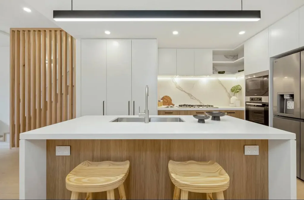 Lindfield 4chambre This brand new townhouse with Lindfield Public School catchment and next to the Lindfield centre, is perfect for families and downsizers