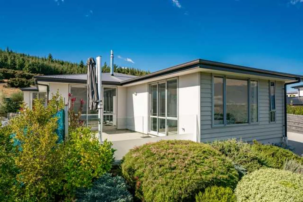 Wanaka 4Kwarto Land, Lake, Mountain Views, Income Potential.