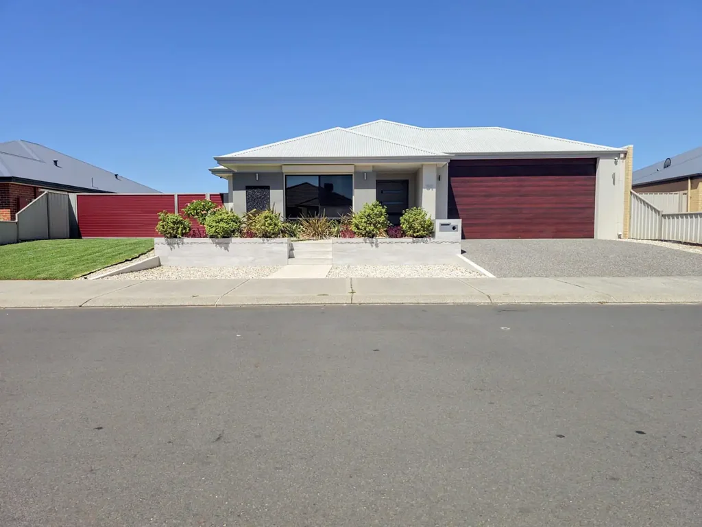 Australind 4ਬੈੱਡਰੂਮ Spacious family home with side access and large workshop
