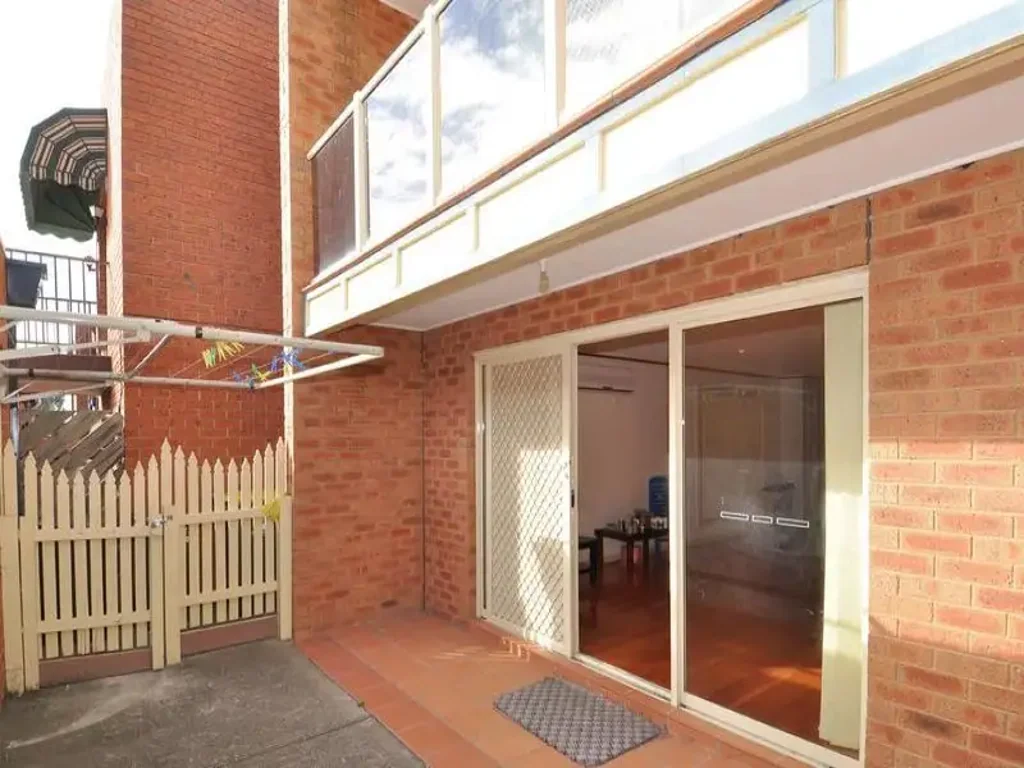 Spacious Town Home in the Heart of St Albans!