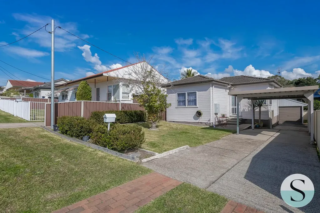 Edgeworth 3ห้องนอน Sweet Single Level Cutsie Cottage, Refreshed Interior, Easy Care Block, Converted Garage with Provisions In Place to Make It Self Contained