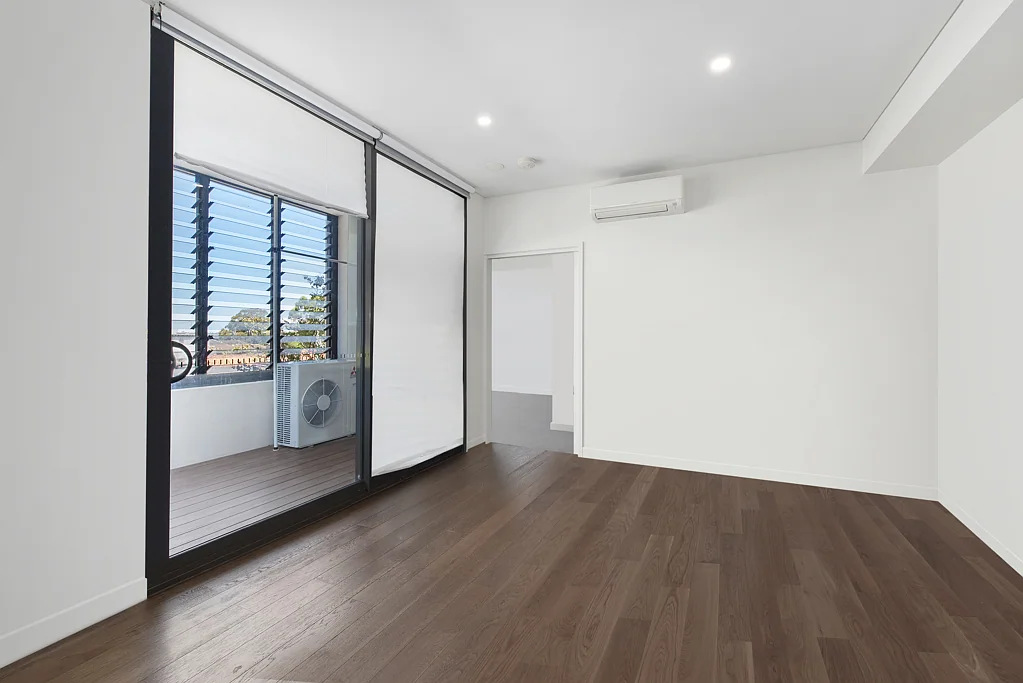 Modern 1-Bedroom Apartment with Enclosed Wintergarden + Secure Parking