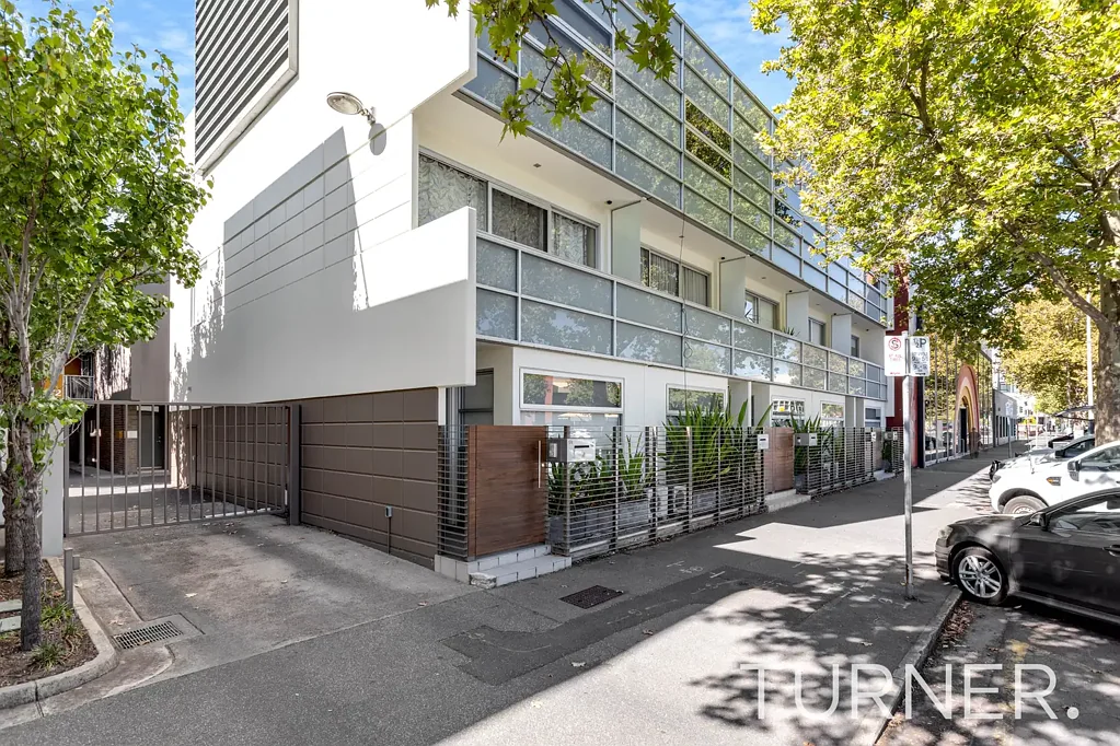 Executive City Living near east end, with car parking!