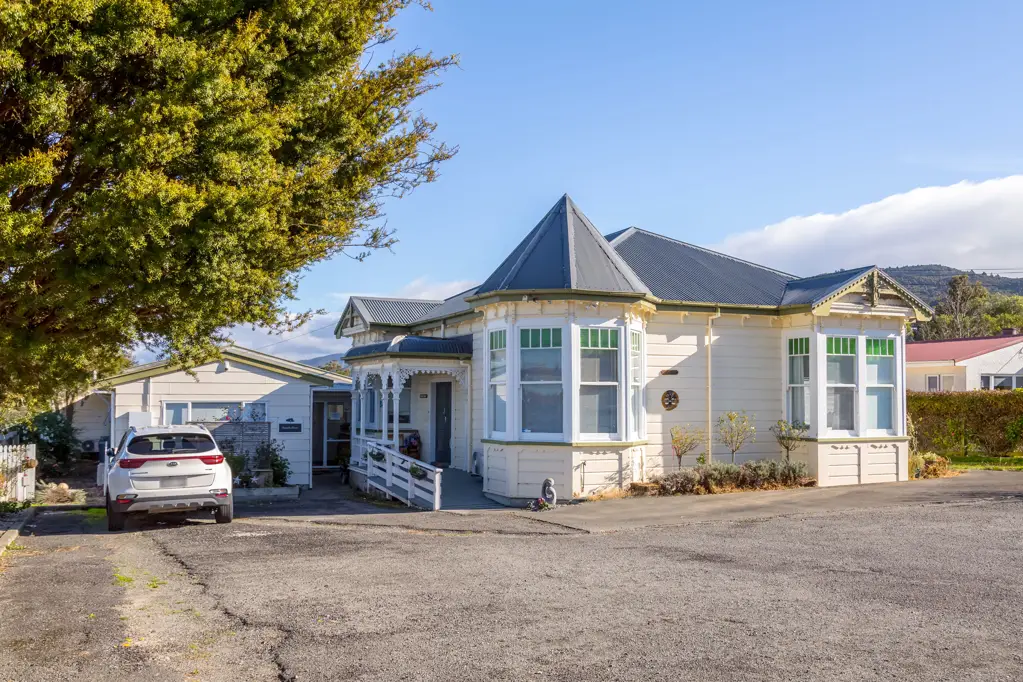 Featherston 8침실 A rare & versatile opportunity
