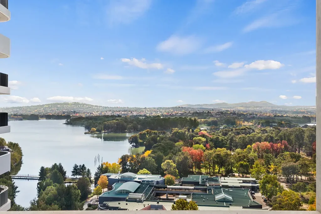 Belconnen 1房  Wake to Water, Sky and Morning Light - Refreshed and Move-in Ready