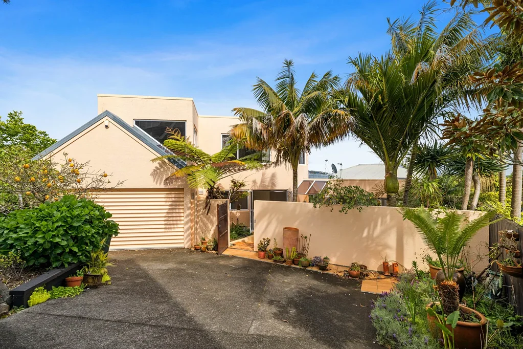 Meadowbank 3房 优越地段双层住宅 ｜ 翻新重建潜力无限 Well-Located Meadowbank Estate Sale
