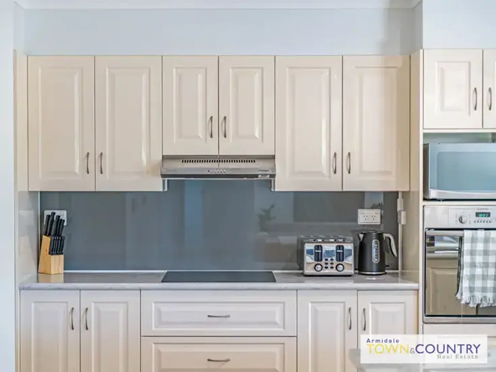 Unfurnished, Renovated Unit Close to the UNE! Welcome to 2/6 Grills Place!