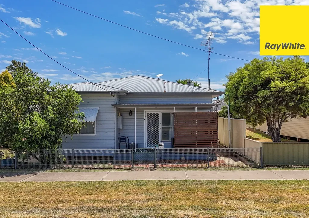Inverell 3Zimmer Comfortable Country Living or Solid Investment - The Choice is Yours