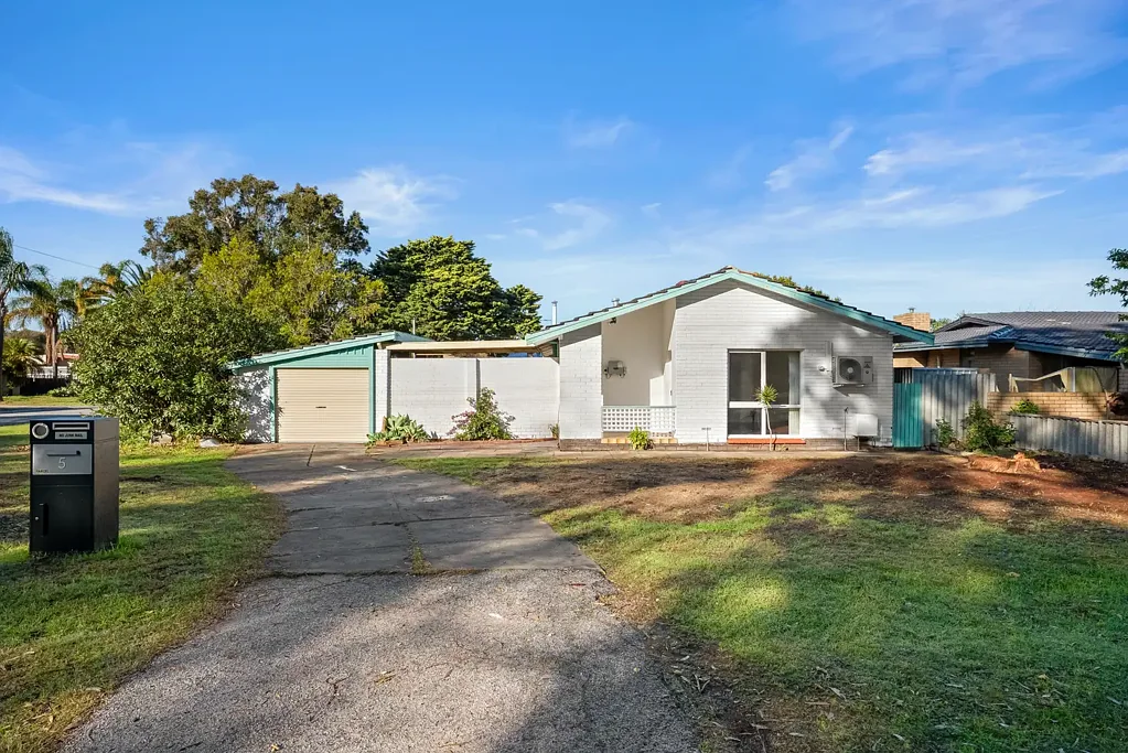 Rockingham 4房  Everyday Convenience & Development Potential on a 725sqm Corner Block