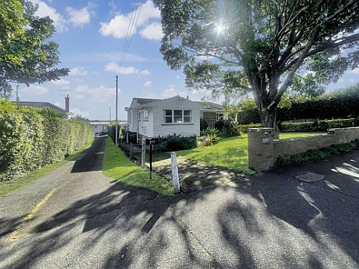 Cozy sunny one bedroom PLUS downstairs sleepout unit in Saint Heliers.