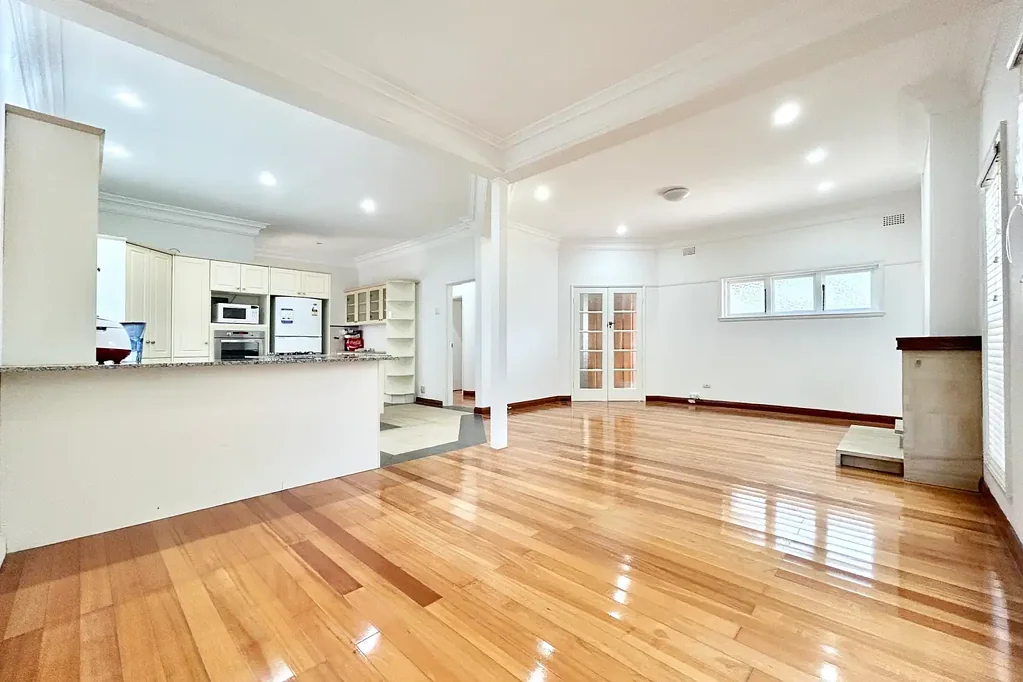 5 Bedrooms main house + 1 bedroom Granny Flat