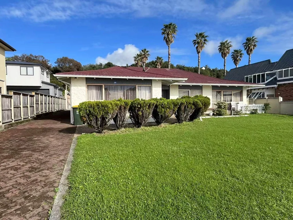 Beautiful Seafront 4-Bedroom Home with Stunnin...