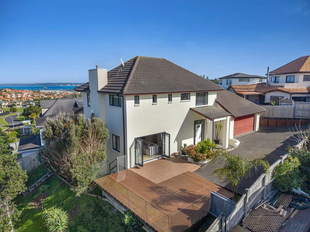 Gulf Harbour 4房  Solid build, space and views