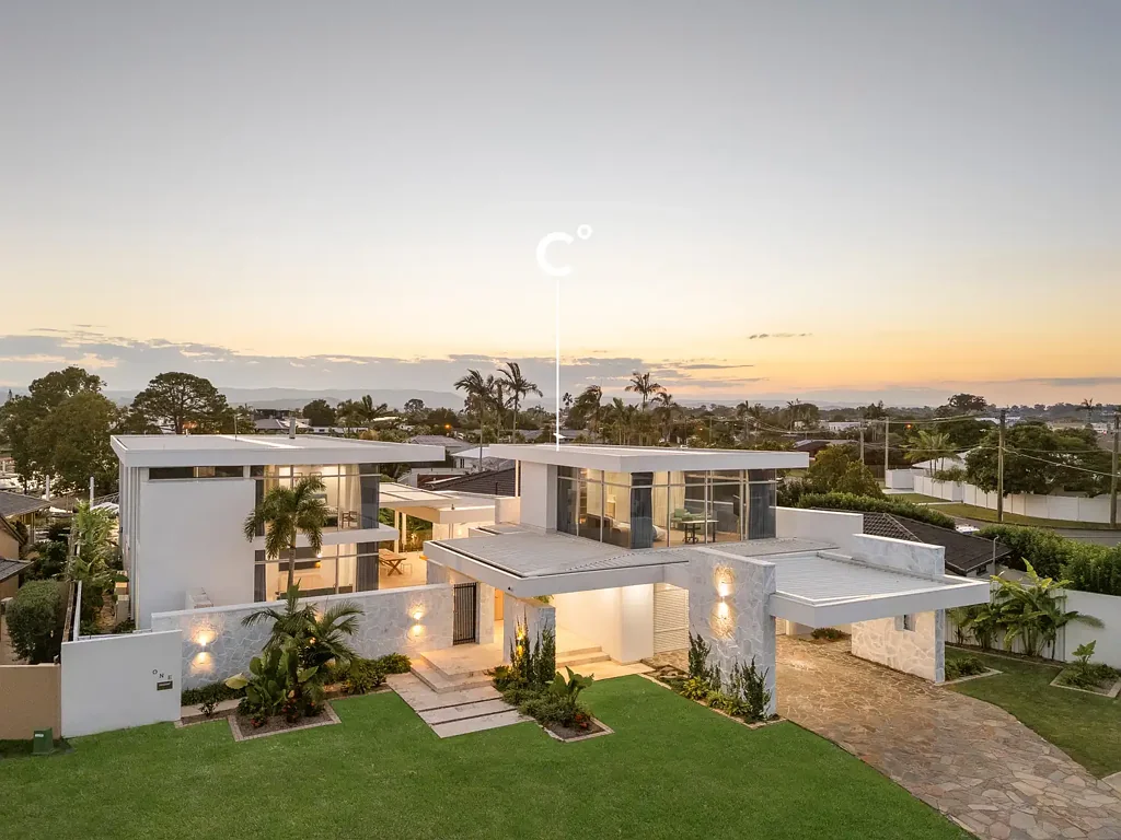 Dalveen 5房  Exquisitely Renovated Waterfront Luxury - The Ultimate Entertainer