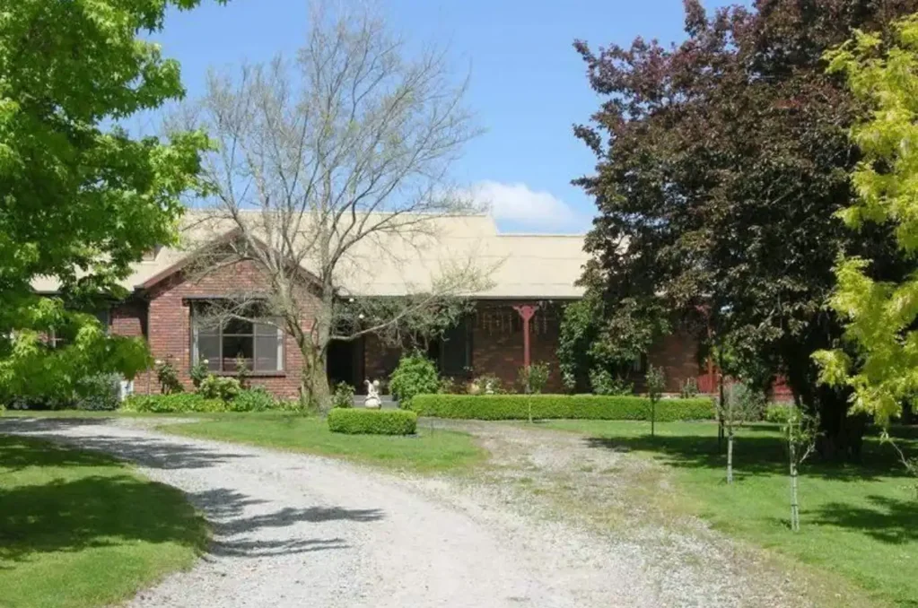 Charming Country Lifestyle with Pool & Bungalow