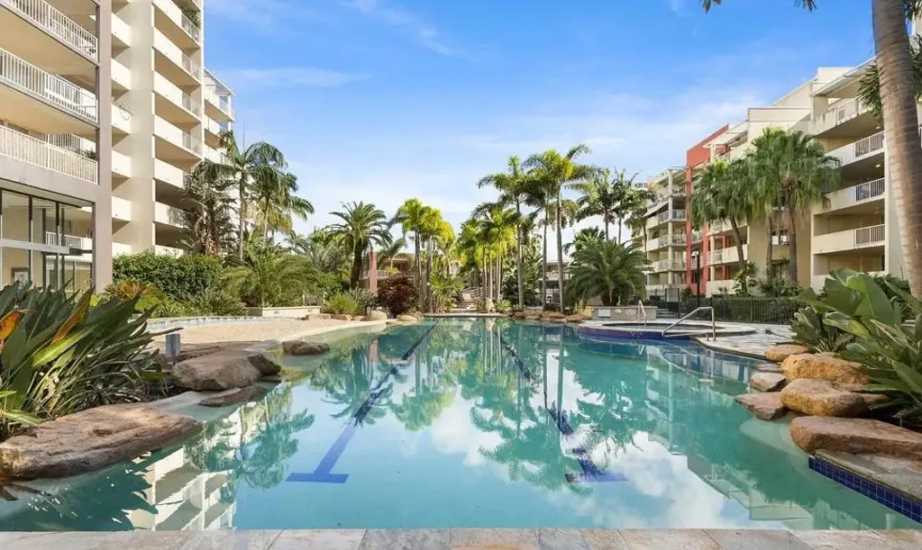 FULLY FURNISHED |156SQM TOP FLOOR APARMENT WITH OVERSIZED ENTERTAINING AREA
