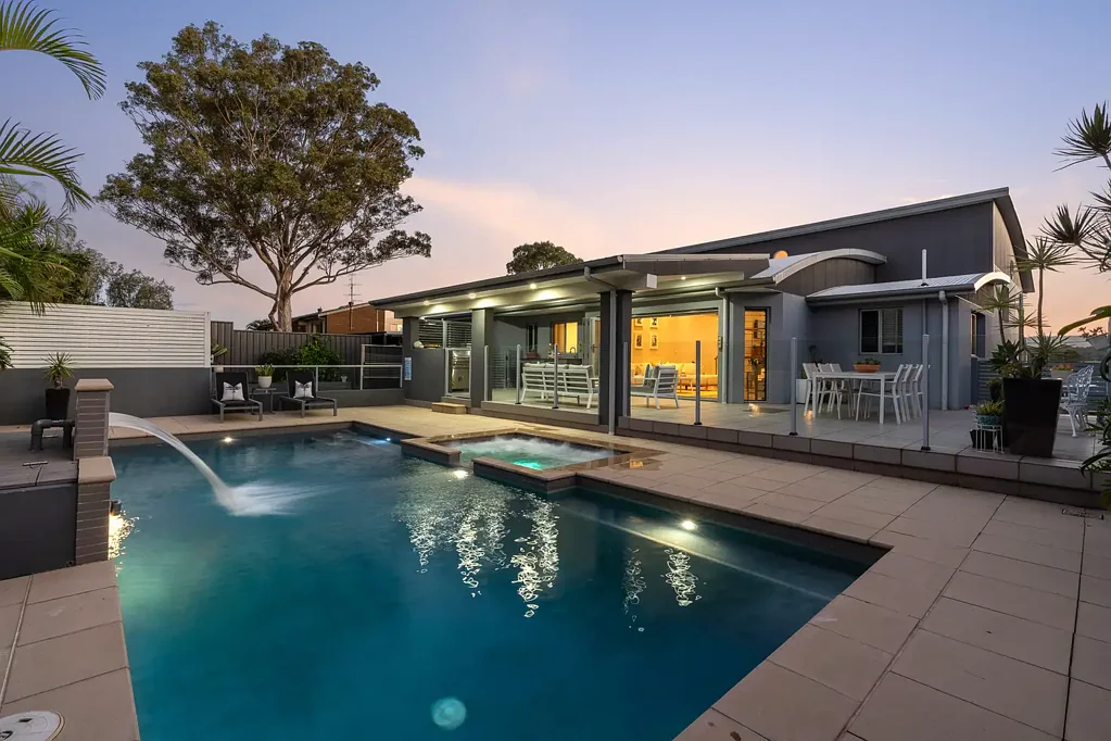 Kanahooka 4Zimmer Prestigious Tri-level Home Overlooking Lake Illawarra