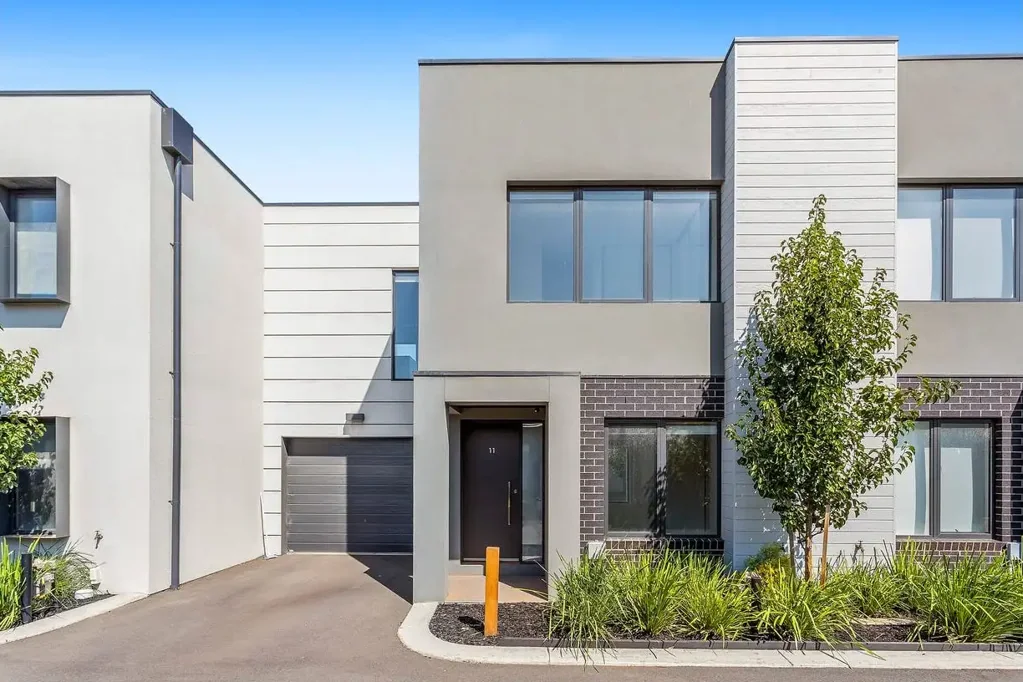 Stunner unit in the heart of Point Cook, Waterhaven Estate.